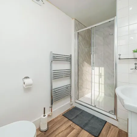 Uksas Stunning One Bedroom Flat Free Parking Londres Exterior foto